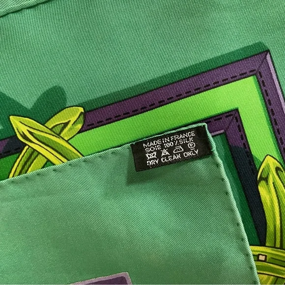 Hermès La Ronde Des Jockeys Silk Scarf. - Picture 9 of 16
